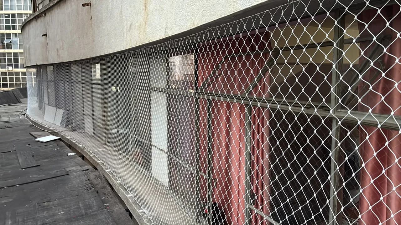 Sacada com rede de proteção branca
