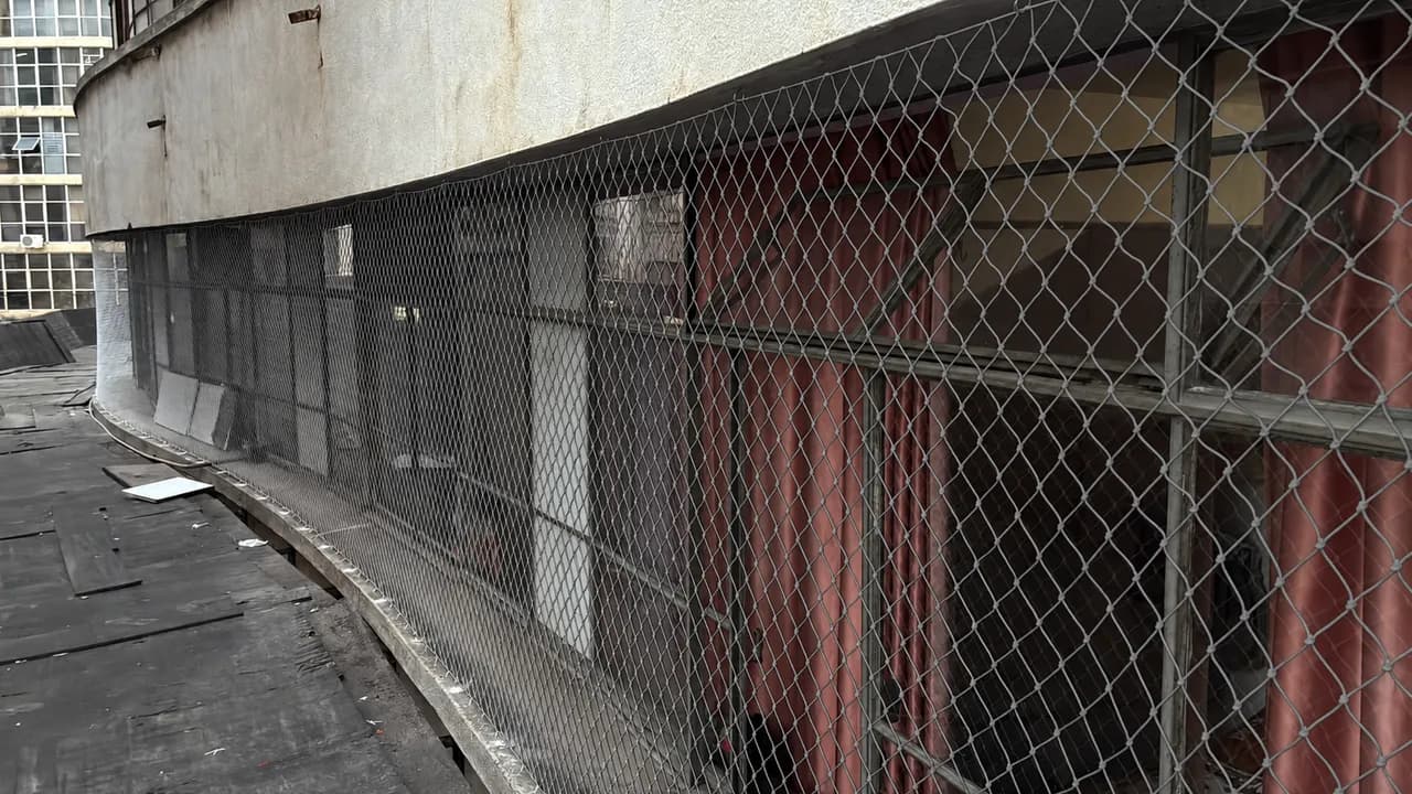 Sacada com rede de proteção cinza
