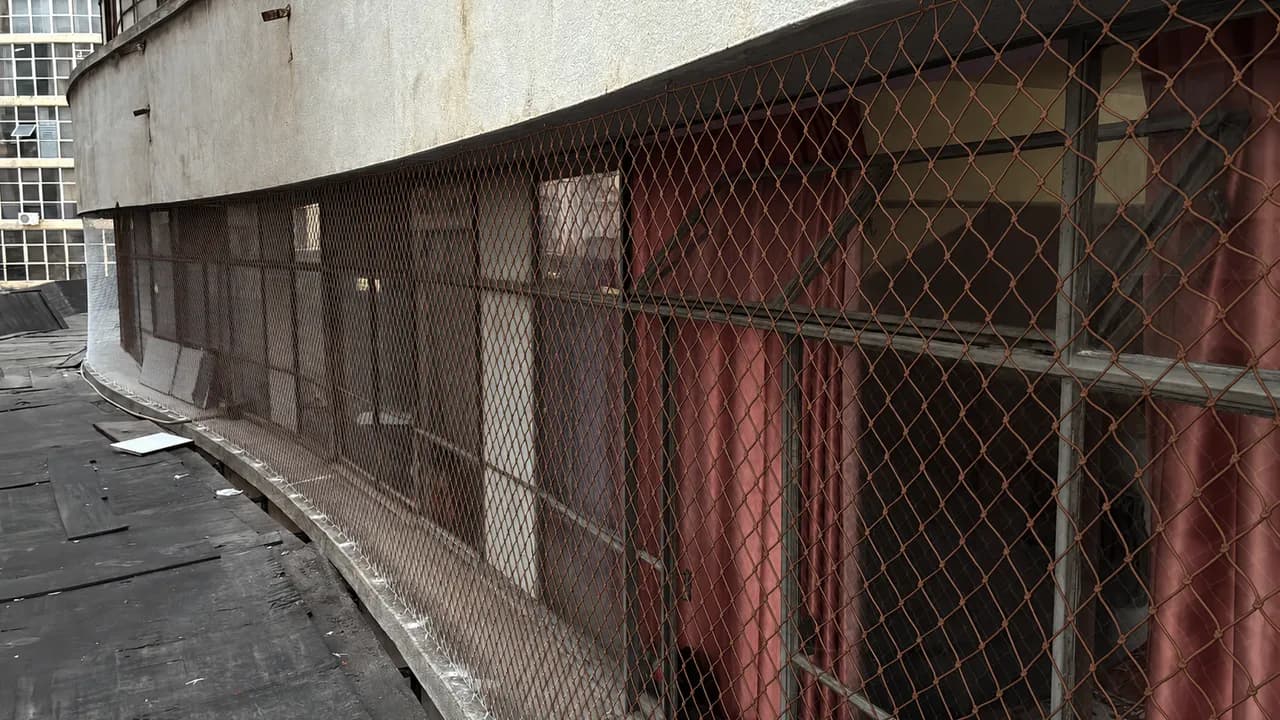 Sacada com rede de proteção marrom