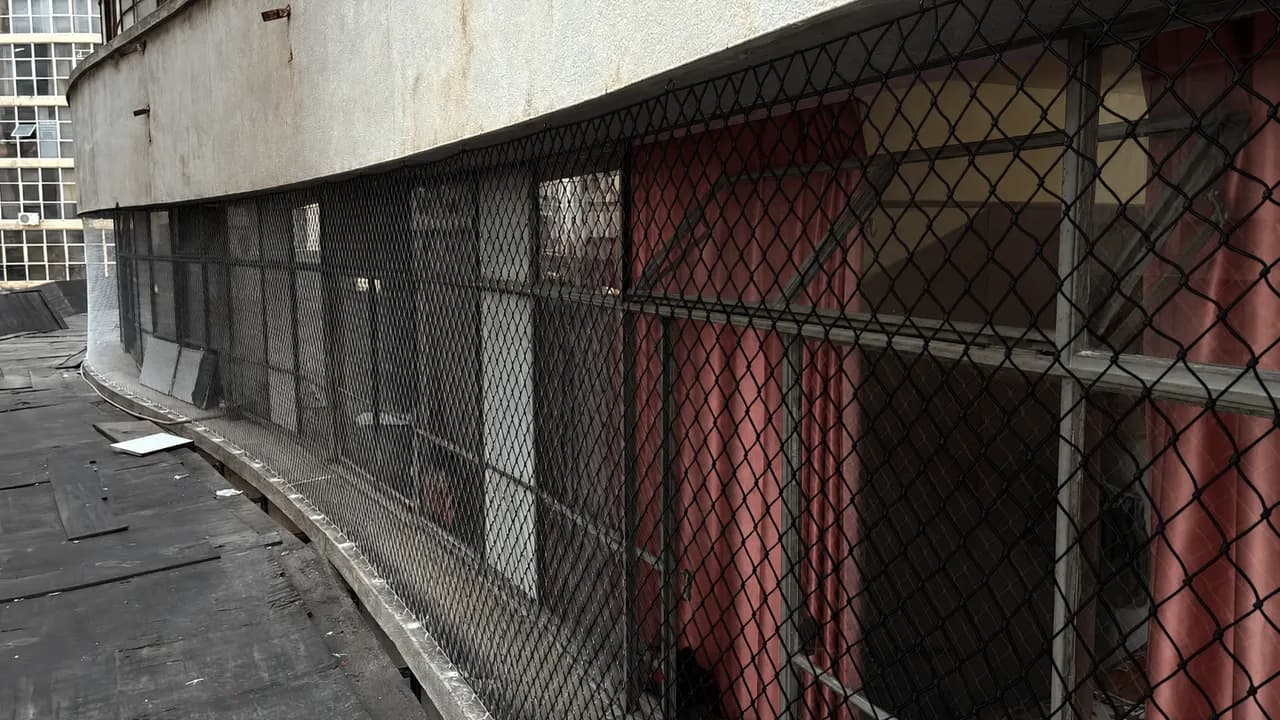 Sacada com rede de proteção preta